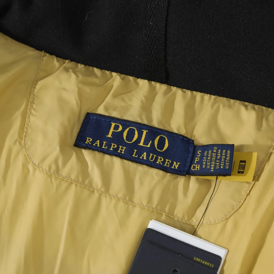 P680 #R58 Ralph Lauren/Ralph Lauren classic new down jacket jacket with detachable hood extra thick plush down jacket men's top "Thousands of stitches of electric embroidery, the logo is like a work of art" The imported Barudan embroidery machine is used to carve the classic polo logo with precision electric embroidery technology. Each letter is full and three-dimensional, with clear details, making it the "most expensive embroidered logo" on the down jacket, highlighting its extraordinary status. "75% national standard high-quality white duck down, light and heat-locking" is filled with 75% high-quality white duck down, which is light and pressure-free, but has excellent warmth retention. After compression, it can quickly rebound and become fluffy, say goodbye to bloat, embrace unburdened warmth, and face the cold winter without timidity. "Technical fabrics that protect against cold and wind and rain" · Long-lasting fluffy and non-stiffening, consistent thermal performance · 400T high-density gallbladder + pinhole retraction technology, completely say goodbye to velvet · Windproof and waterproof matte fabric with adjustable hem, easy to deal with bad weather "Five colors come together to interpret diverse styles" · White: pure first snow, fresh and versatile · Black: classic without limits, calm and atmospheric · Navy blue: low-key and elegant, suitable for both business and leisure · Sky blue: bright and healing, brightening up dull winter days · Khaki: retro and gentle, the first choice for urban wanderers "The details are authentic, the texture is everywhere" The original electroplated YK zipper is smooth and durable, the detachable hood can be worn multiple times, and the original hangtag and washable label ensure authentic quality. The same design for men and women makes it easy to control whether it is used as a couple's outfit or to create personal style, making it an indispensable fashion equipment this winter.  Color: Black, Navy, Khaki, White, Sky Blue Size: S M L